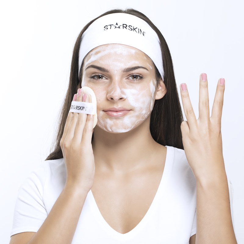 Frau trägt eine Gesichtsmaske und ein Stirnband mit der Aufschrift 'STARSKIN'.